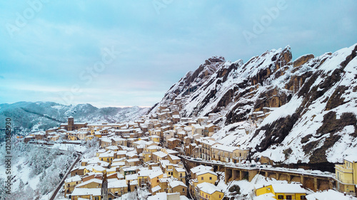 Fotografi Ciudad de Pietrapertosa en las Dolomitas Lucanas, montañas de Italia en Basilica