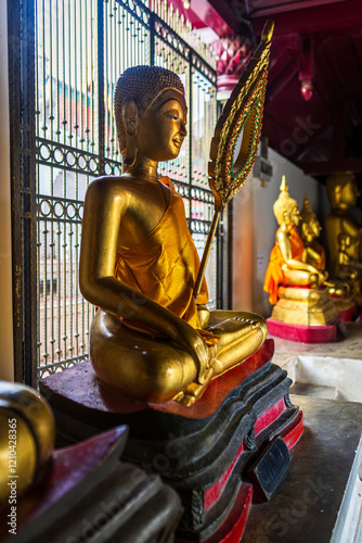 Obraz na płótnie Old Beautiful Golden Buddha Many statues at Wat Phra Si Rattana Mahathat also colloquially referred to as Wat Yai is a Buddhist temple It is a major tourist is Public places in Phitsanulok,Thailand. w salonie