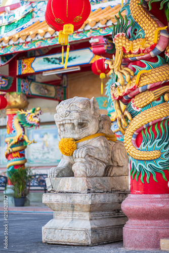 Obraz na płótnie White marble Chinese lion statue in front of Munlanithi Prasatbun Sthan Shrine Is a Chinese shrine Ancient chinese art is the That is a tourist attraction, Phitsanulok Thailand w salonie