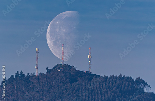 Obraz na płótnie waning moon at the beginning of the year at dusk! w salonie