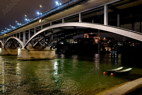 Die Wettsteinbrücke in Basel bei Nacht