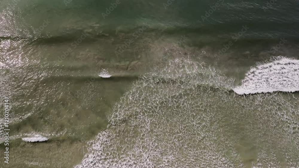 Imagens aéreas deslumbrantes da praia de Itanhaém, São Paulo, capturadas por drone. Paisagens paradisíacas com mar, areia e natureza exuberante. Ideal para turismo e marketing.