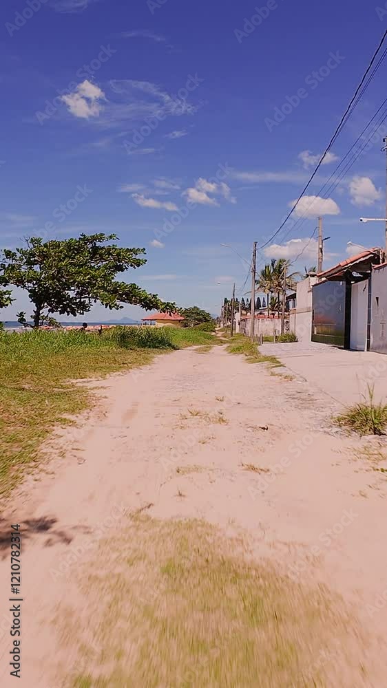 Imagens aéreas deslumbrantes da praia de Itanhaém, São Paulo, capturadas por drone. Paisagens paradisíacas com mar, areia e natureza exuberante. Ideal para turismo e marketing.