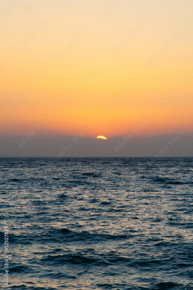 Obraz premium beautiful dramatic landscape of sunset on the sea beach