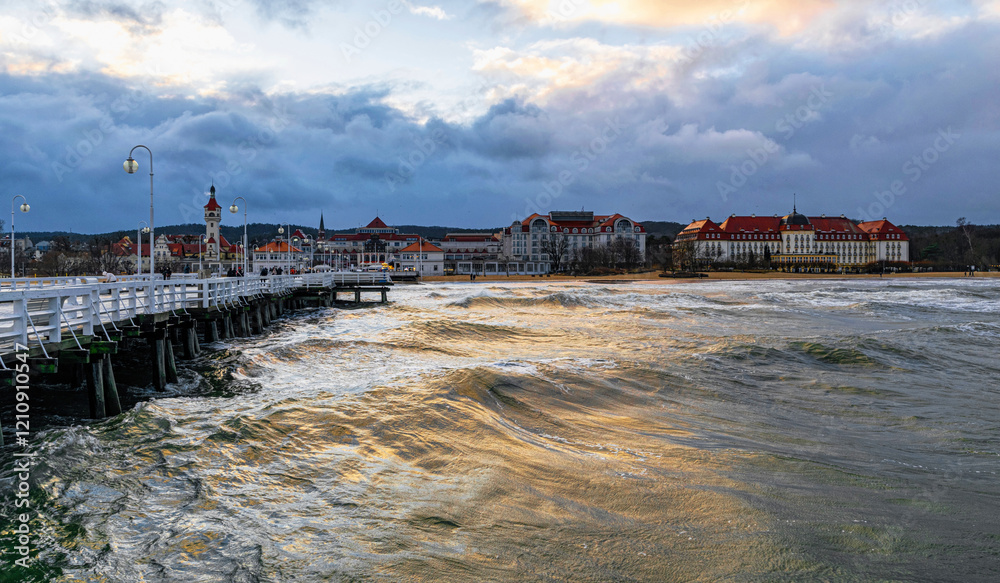 Obraz premium Beautiful old wooden pier in Sopot and stormy sea waves