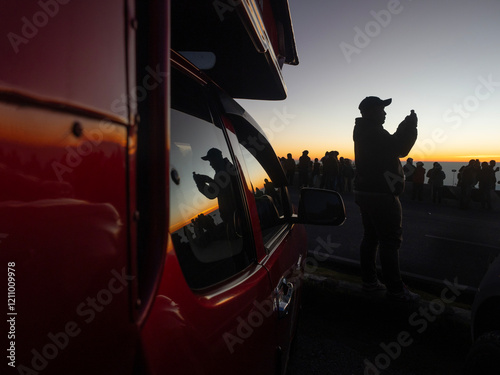 Obraz na płótnie Silhouette of many people and the morning light on the top of Doi Inthanon in Chiang Mai, Thailand. w salonie
