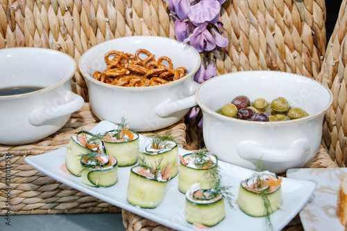 Rollos de pepino con salmón en mesa de bocadillos 
