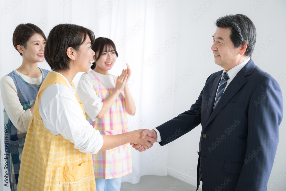 保育士や介護士の給料や昇給や家事代行の契約などの握手のイメージ 保育士や介護士の給料や昇給や家事代行の契約などの握手のイメージ