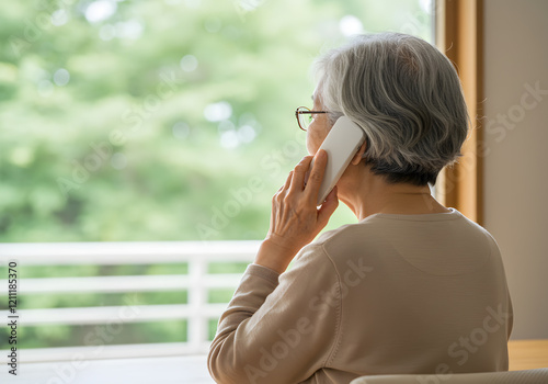 電話をする高齢者の女性｜Elderly woman on the phone.