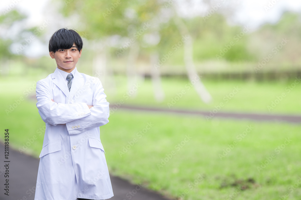 爽やかに腕組みする白衣男性