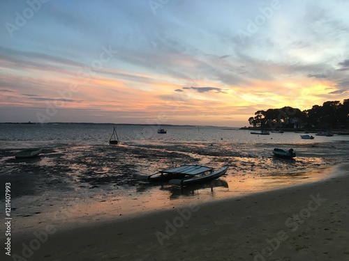 Paysage du bassin d'Arcachon à marée basse et au coucher du soleil l'hiver
