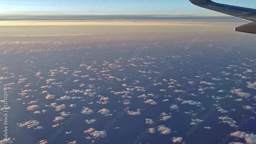 im Flugzeug über den Wolken, Wolkenmmeer, Horizont, Aussicht, Reise, Urlaub, blauer Himmel, Luftaufnahme, Tragfläche, hoch, Luftfahrt, Verkehr

