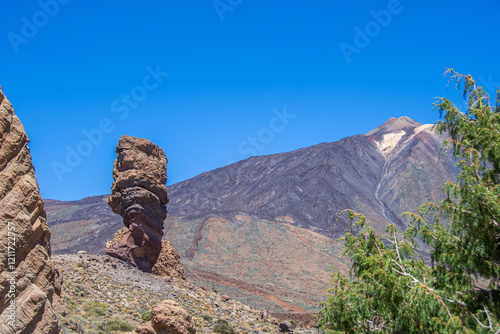 Obraz na płótnie The Roques de García rock formation below the volcano Teide w salonie