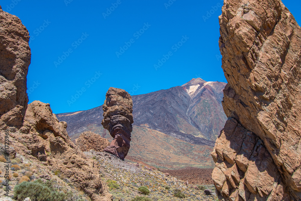 The Roques de García rock formation below the volcano Teide