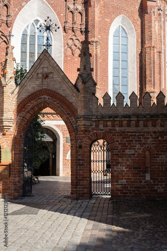 photo Explore the intricate brickwork and Gothic arches of this historic architectural masterpiece showcasing stunning craftsmanship through elegant design details in medieval architecture.