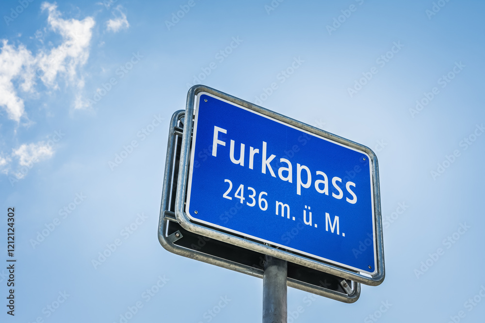 Φωτογραφία Close-up of a blue sign indicating altitude against a blue sky at the top of Fur