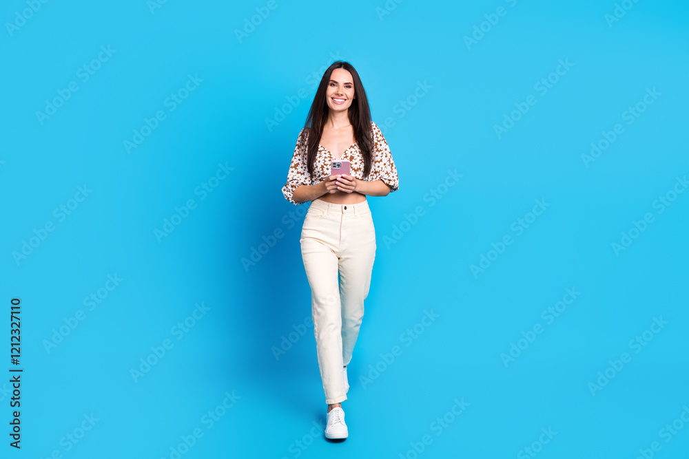 Φωτογραφία Photo of cute lovely nice woman wear trendy summer print clothes hold device iso