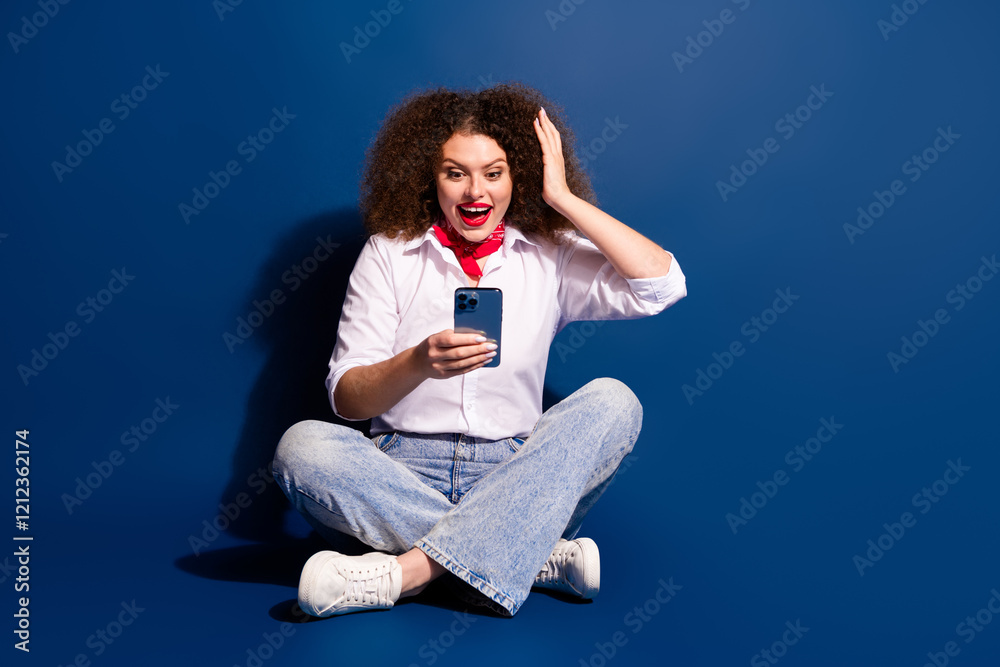 Φωτογραφία Full length photo of shiny excited lady dressed red handkerchief chatting instag