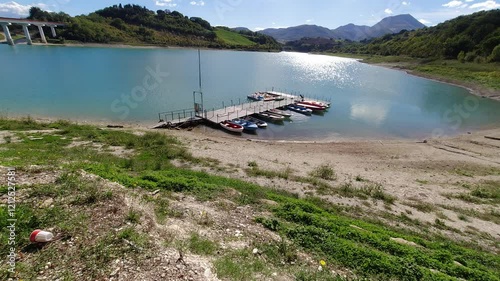 timelapse lago con piccole barche da pesca
