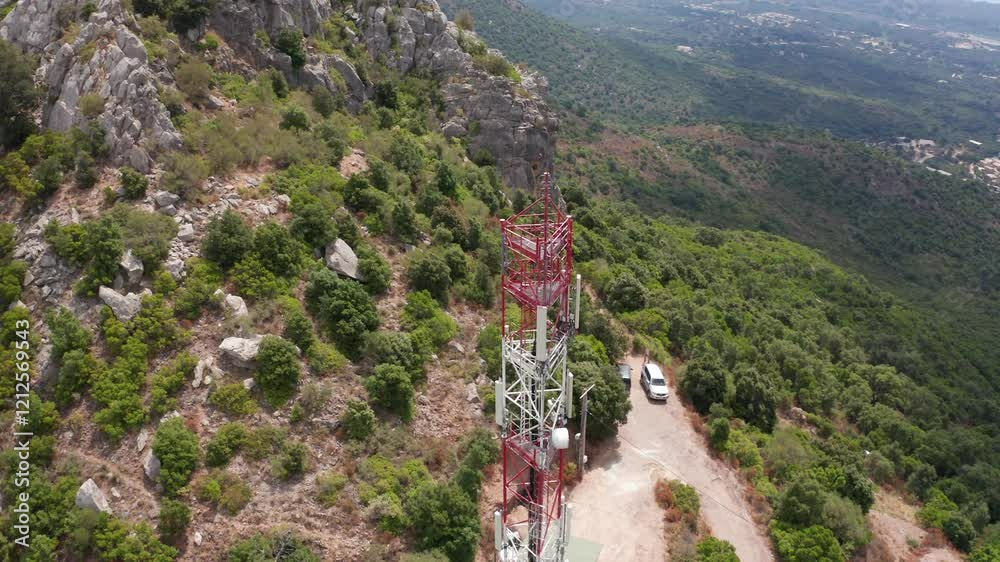 Vue aérienne d'une antenne relais en orbite par drone  
