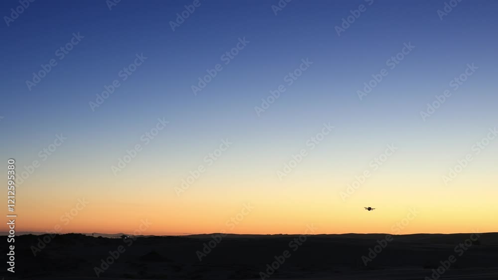 夕日の中を飛ぶドローン 夕日の中を飛ぶドローン
