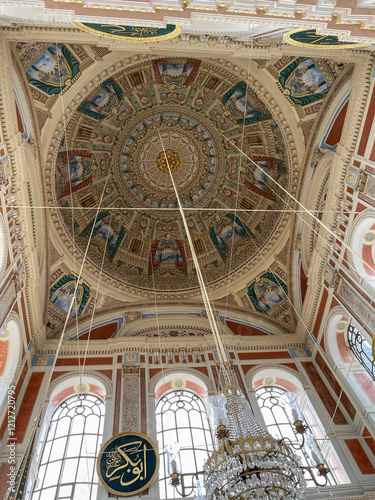 Vista del interior de la magnifica Mezquita de Ortakay, Estambul, Turquía photo