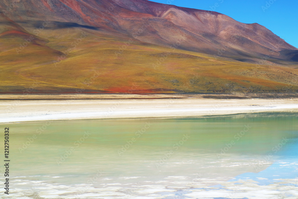 Φωτογραφία The Green Lake or Laguna Verde Becoming Green Color by the Wind with Lincancabur