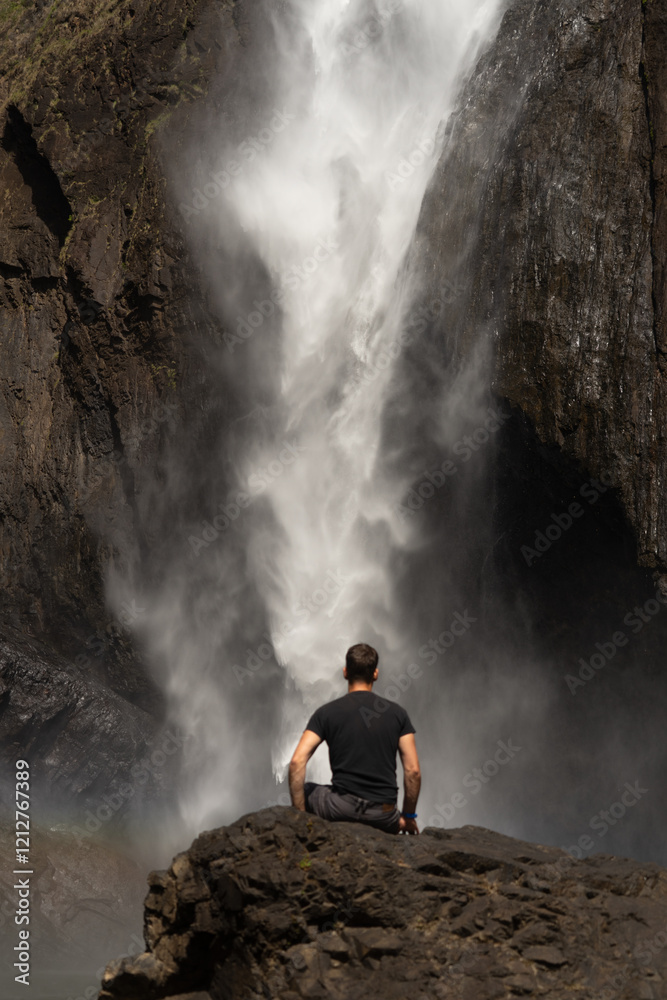Majestätischer Wasserfall in Australien – Wildes Naturwunder im Herzen des Regenwalde Majestätischer Wasserfall in Australien – Wildes Naturwunder im Herzen des Regenwalde
