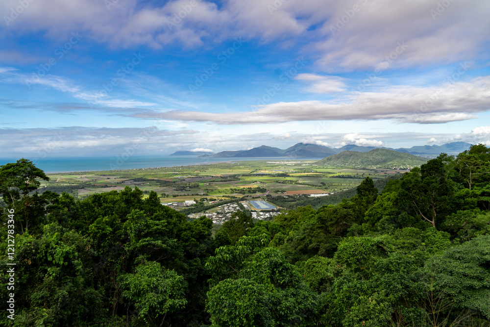 Fototapeta premium Cairns, Australien – Tor zum Great Barrier Reef und Regenwald-Abenteuer im tropischen Norden Queenslands