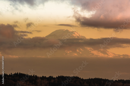 Obraz na płótnie Mount Rainier Pink Sunset from Kent Washington