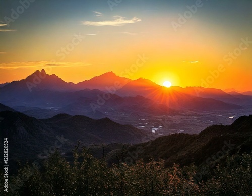 山に夕陽が沈む
