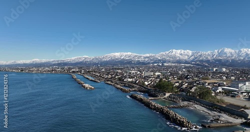 空撮 - 富山県 滑川市 市街地 日本の都市風景 立山連峰 観光 ビジネス 上昇