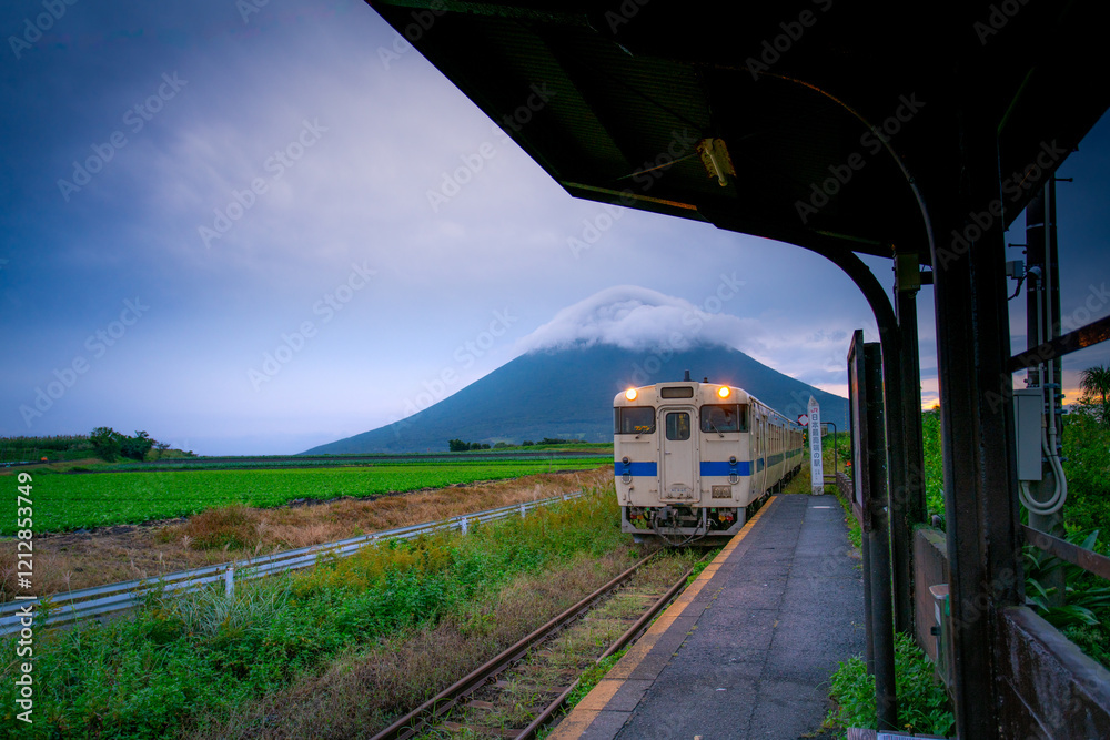 Ταπετσαρία Kaimondake, or Mount Kaimon, a volcano located near the city of Ibusuki in the s