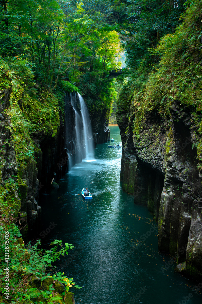 Ταπετσαρία Takachiho Gorge, a narrow chasm cut through the cliff of volcanic basalt columns