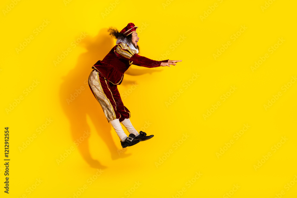 Φωτογραφία Nobleman in historical clothing jumps joyfully against vibrant yellow background showcasing retro elegance and medieval style