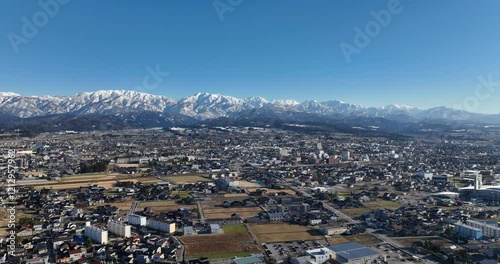 空撮 - 富山県 魚津市 市街地 日本の都市風景 立山連峰 観光 ビジネス 右ドリー
