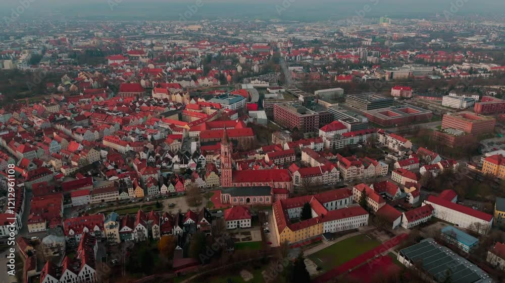 Breathtaking Luftaufnahme of St. Jodok Kirche in Landshut, Bayern. View showcases historische Altstadt, charmante rote Dacher, gotische Architektur und ruhige Kopfsteinpflasterstrassen entlang Isar. 