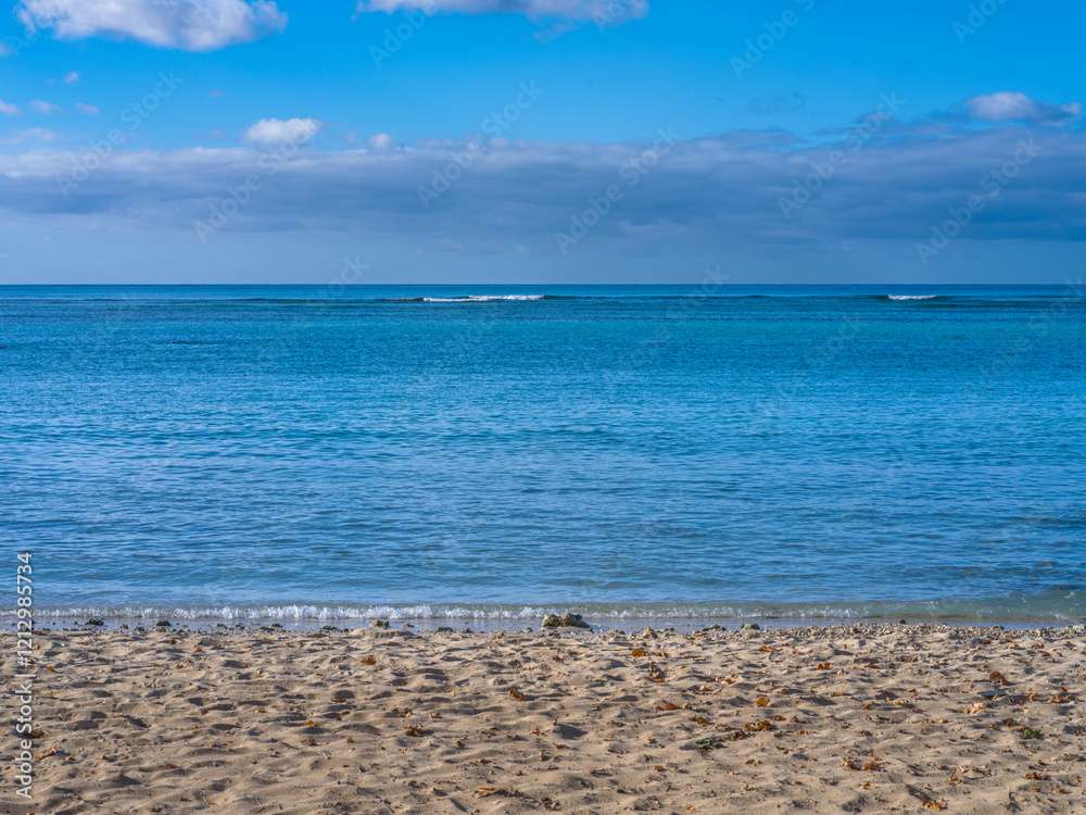 Fotografie Deserted Tropical Sandy Beach in Hawaii.