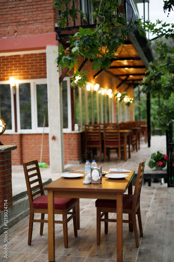 Obraz premium Seating area under the plane tree in nature