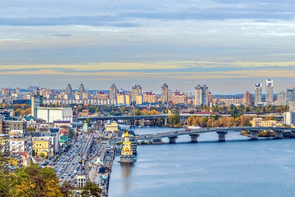 Φωτογραφία Panoramic view of Kyiv's urban skyline and Dnipro River during an autumn day, showcasing the city's mix of modern and classic architecture, Ukraine