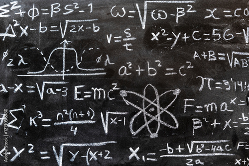 Operaciones y formulas matemáticas y de física cuántica escritas con una tiza en la pizarra	