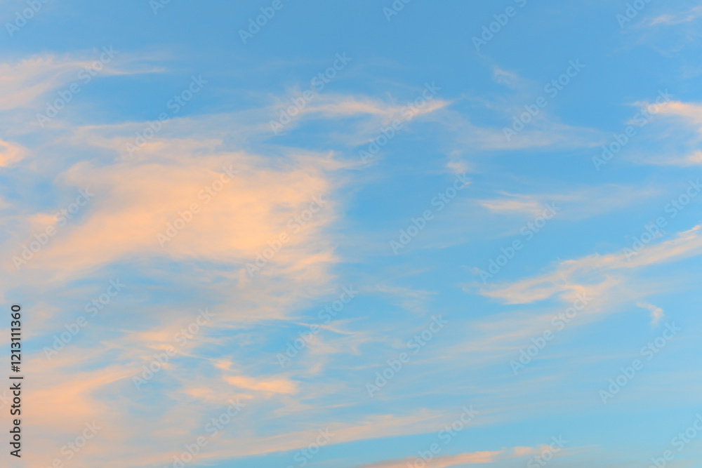 Fototapeta premium Serene sky with wispy clouds in soft evening light