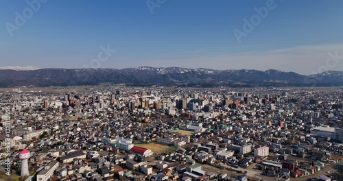 空撮 - 新潟県 長岡市 市街地 日本の都市風景 観光 ビジネス 右ドリー