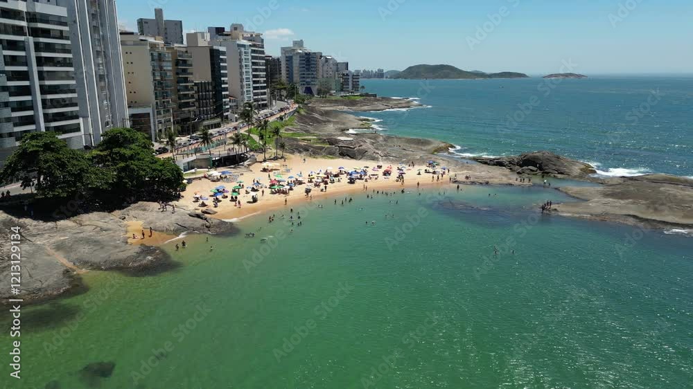 Imagem aérea de drone praias do centro de Guarapari, praia da areia preta, praia dos namorados, praia das castanheiras e virtudes. Linda cidade turística no sul do Espírito Santo em um dia ensolarado.