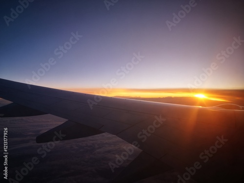 Sonnenaufgang im Flugzeug photo