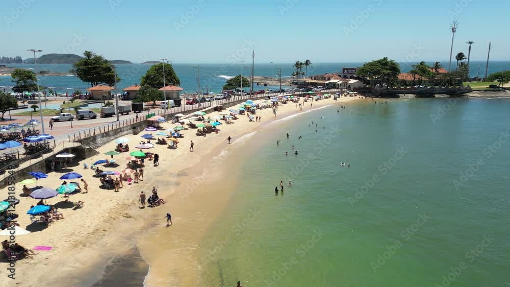 Imagem aérea de drone praias do centro de Guarapari, praia da areia preta, praia dos namorados, praia das castanheiras e virtudes. Linda cidade turística no sul do Espírito Santo em um dia ensolarado.