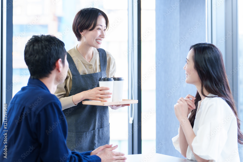 Obraz premium カフェで働く女性スタッフ