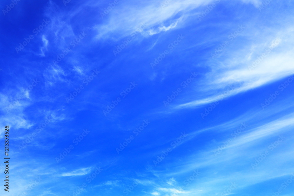 澄んだ冬の空と白い雲 澄んだ冬の空と白い雲