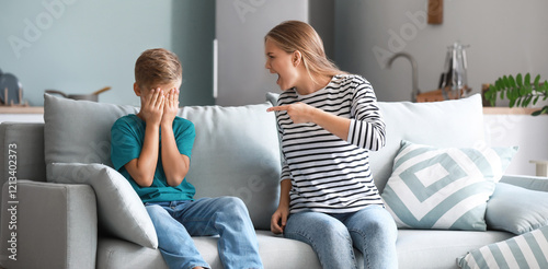 Foto Angry mother scolding her son at home