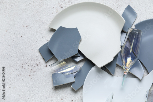 Εκτύπωση καμβά Broken plates and glass on grunge background